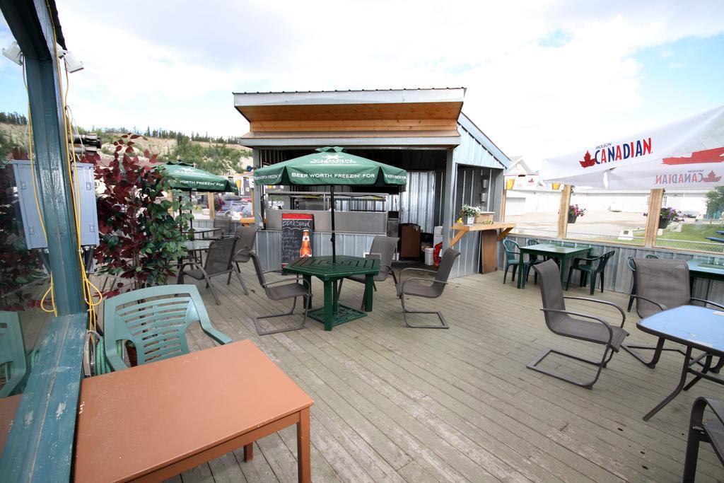Coast High Country Inn Уайтхорс Экстерьер фото